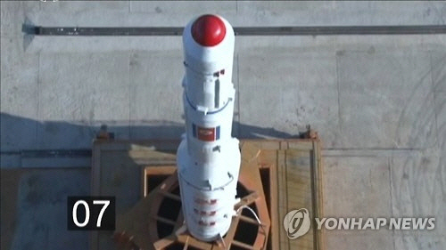 북한 조선중앙TV가 지난 2016년 2월 11일 새 기록영화에서 공개한 '광명성호' 발사 전 모습. [연합뉴스]